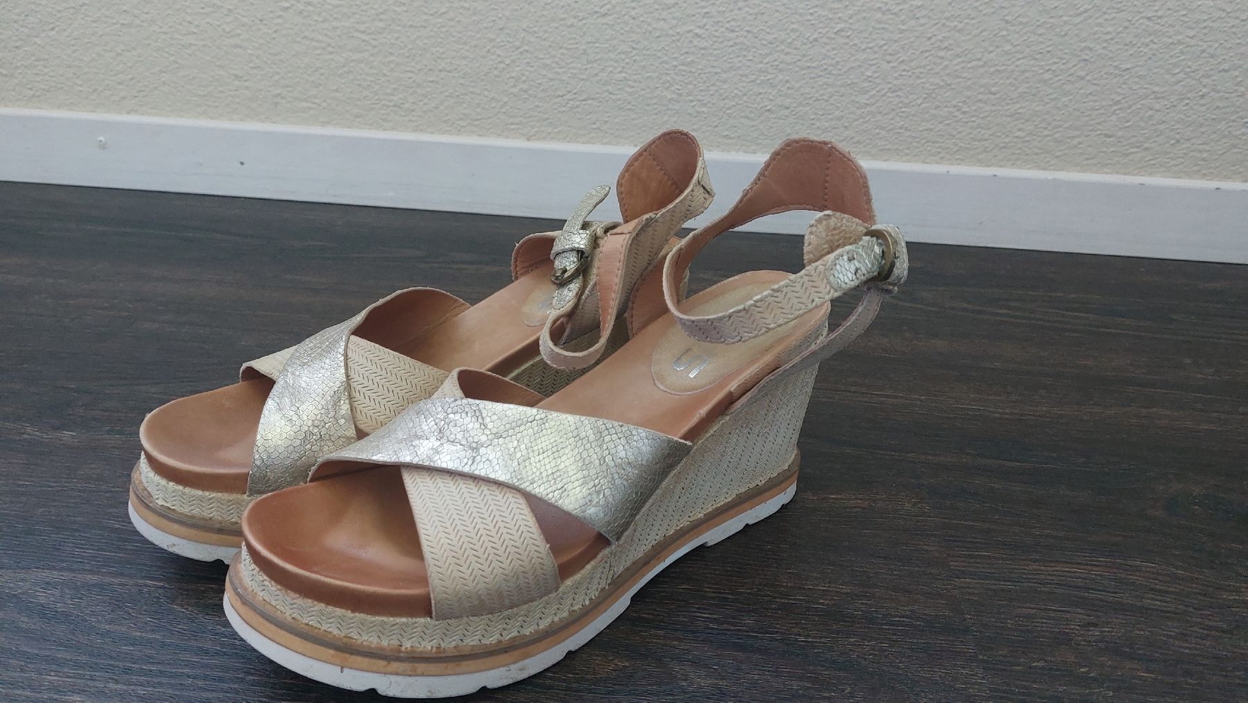 Damenschuhe: Sommer Sandale mit Keilabsatz, Grösse 39 – Gebraucht aus Rain von Lillyfra