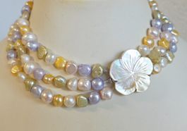 Mehrreihige Perlenkette mit Blumenverschluss Perlmutt