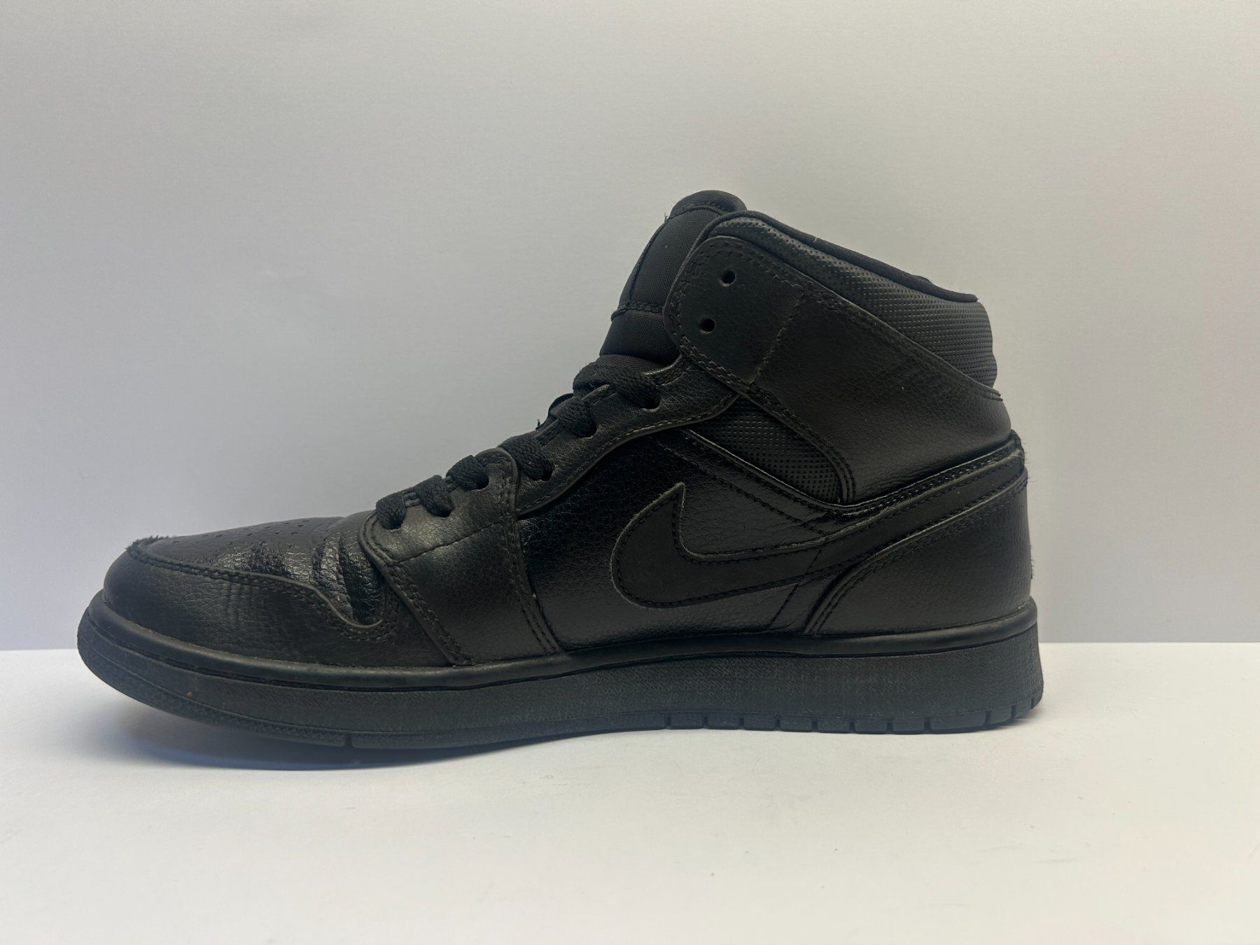 Jordan Scarpe da uomo: Nike Air Jordan 1 Total Black – Nuovo (secondo la descrizione) da Soyhières venduto da Maponos 2