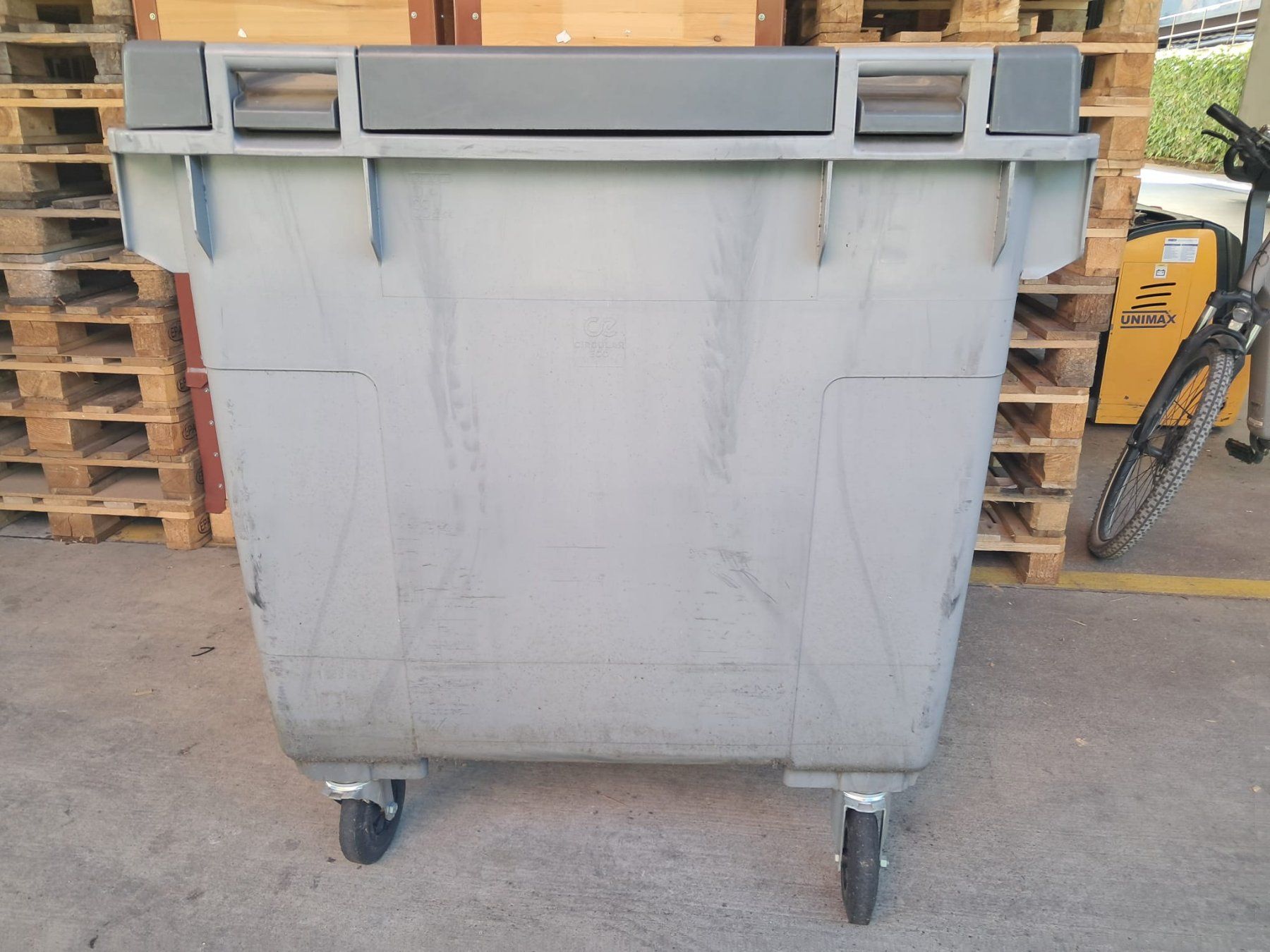 Altro per Ufficio & Commercio: Abfallcontainer 770L, Müllcontainer auf Rollen, Container – Usato da Zürich venduto da Lia107 4