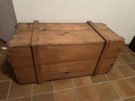 Massive Holzkiste. 97 x 41 x 46 cm