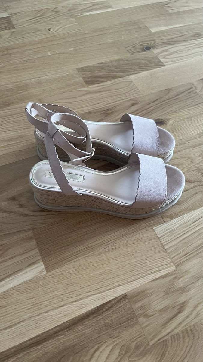 Scarpe da donna: Sandalen mit Keilabsatz – Usato da Zürich venduto da Dita06 1