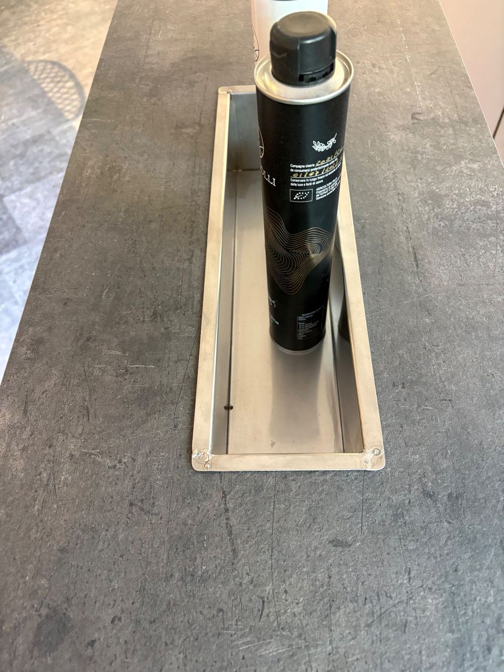 Tavoli: Bartisch mit Aluminiumgestell grau – Nuovo (secondo la descrizione) da Küssnacht venduto da gt68k 3