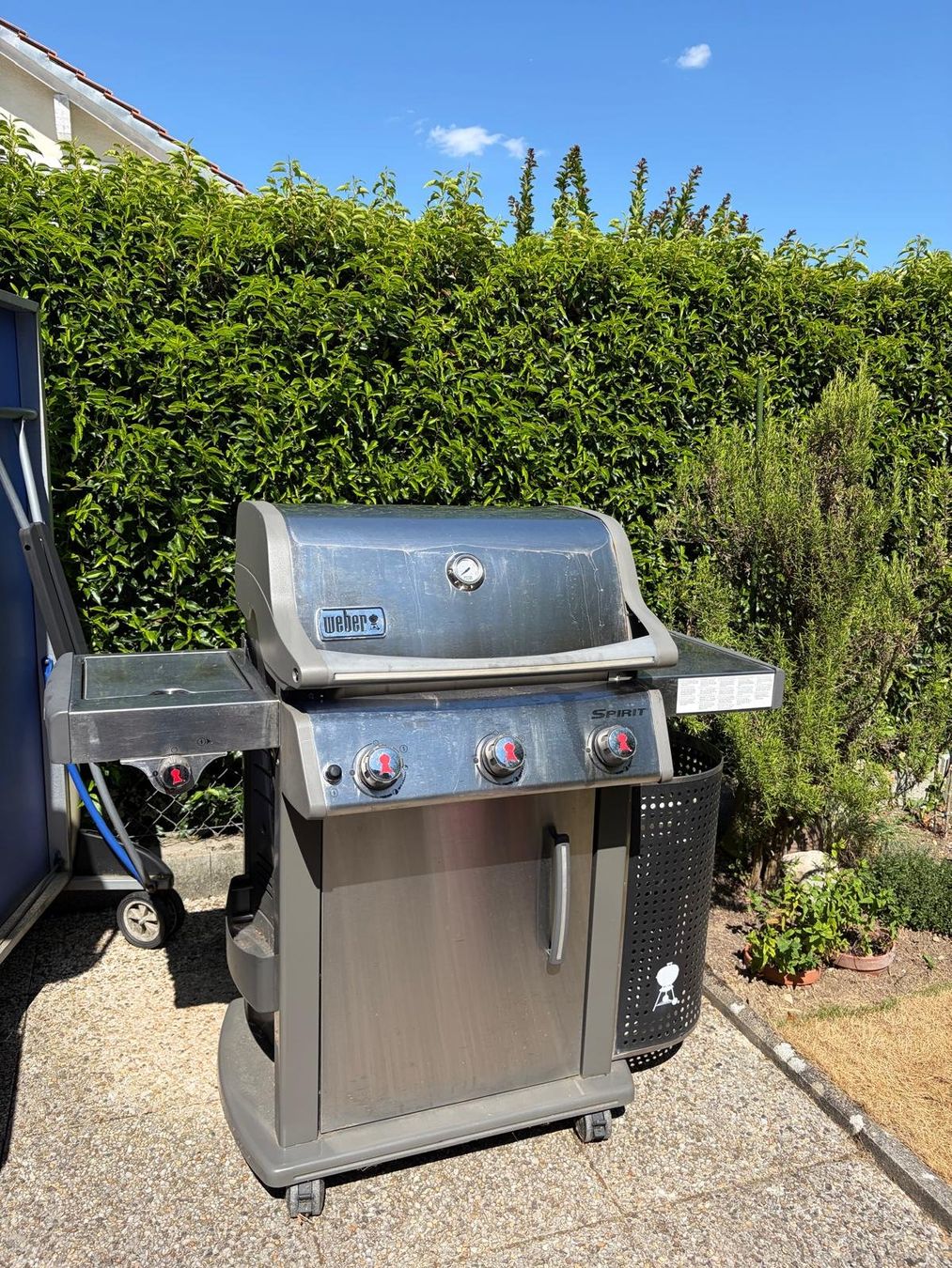 Grills: Barbecue à gas avec plaque de cuisson intégrée – Gebraucht aus Les Acacias von jla_qp9s 4