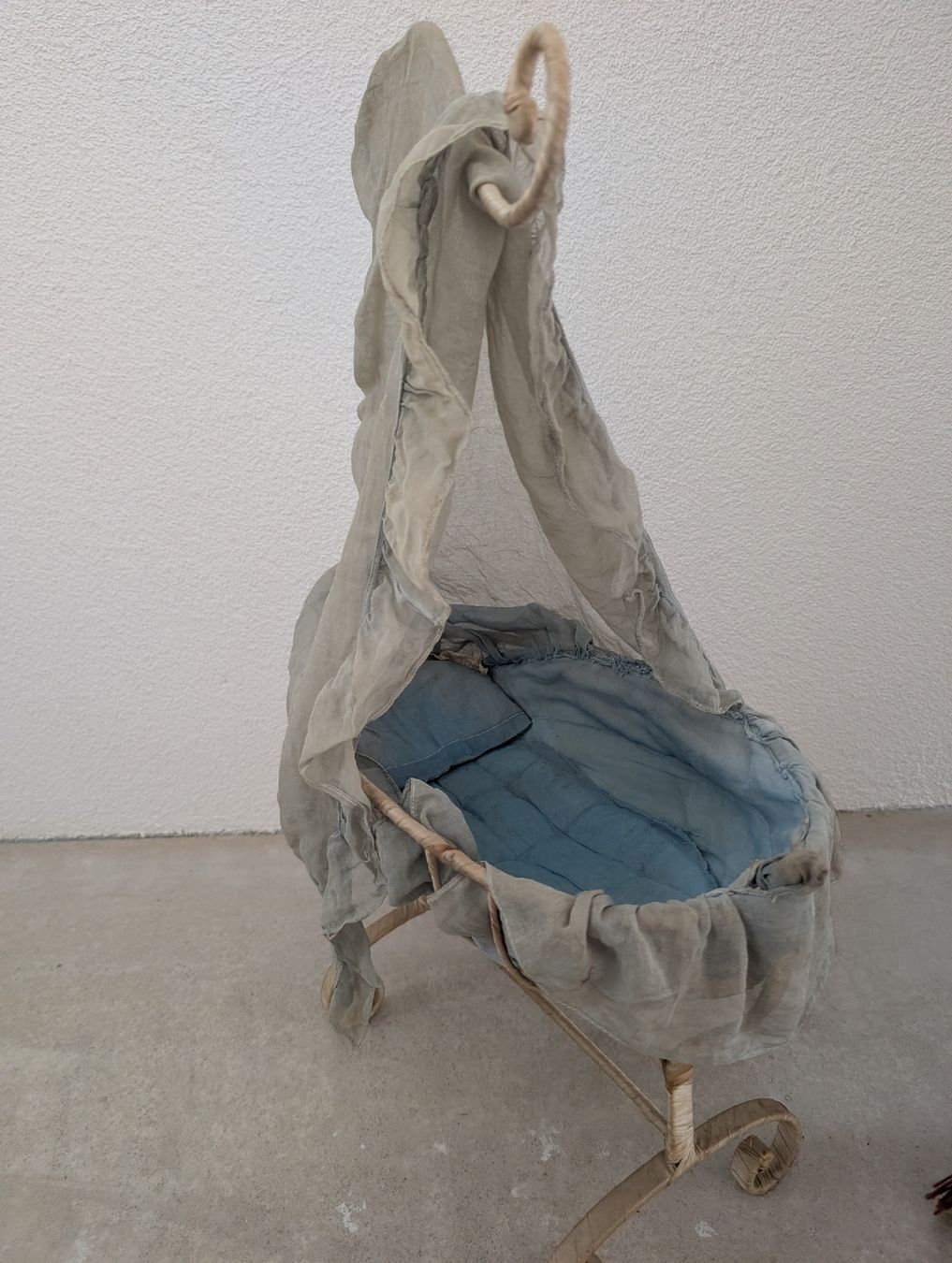 Voitures de poupées: Puppe mit Wiege, antik  – D'occasion à St. Gallen par Isycheng 2