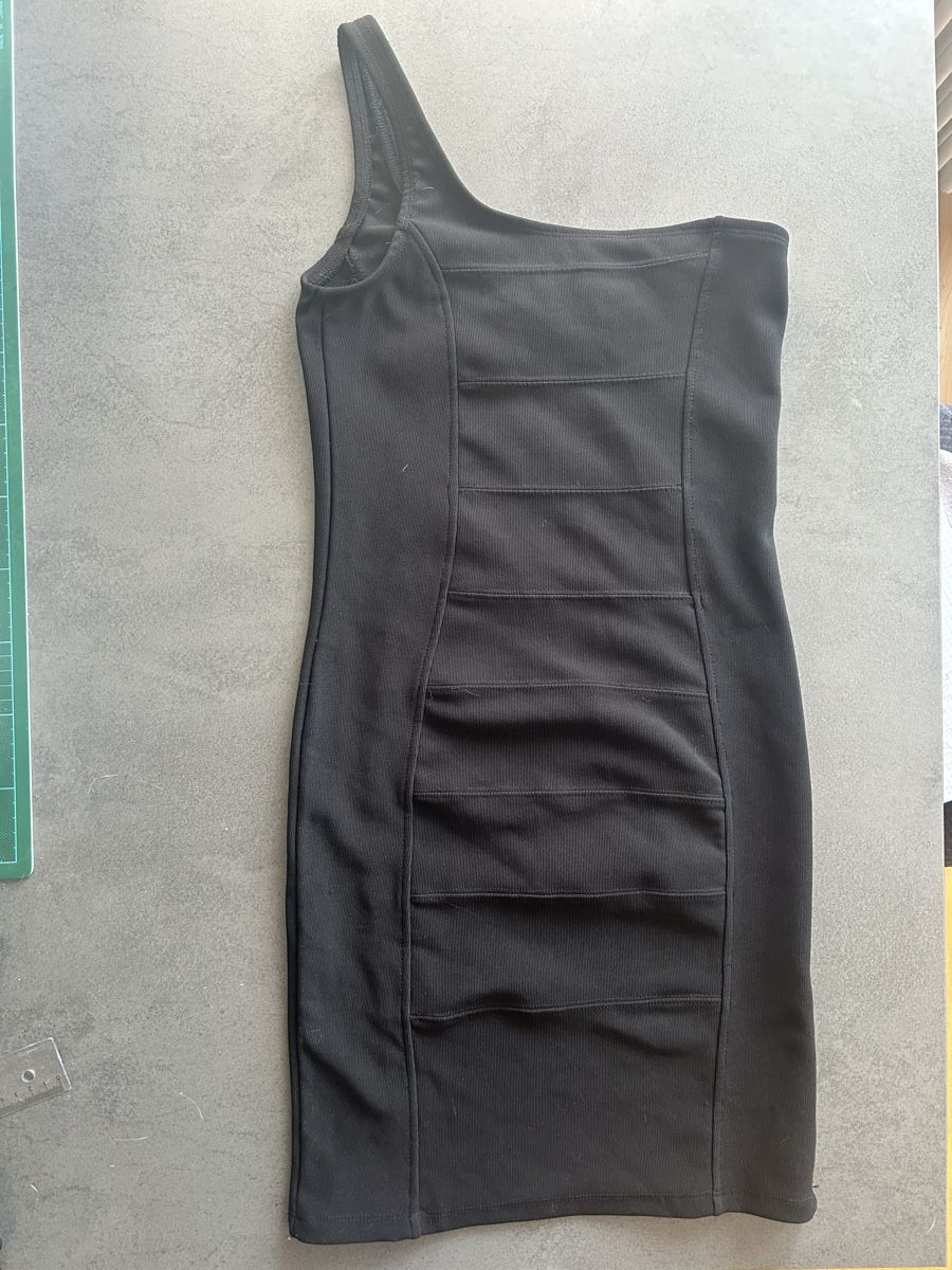 Bershka Vestiti: One-shoulder black dress – Nuovo (secondo la descrizione) da Winterthur venduto da sel_g95h