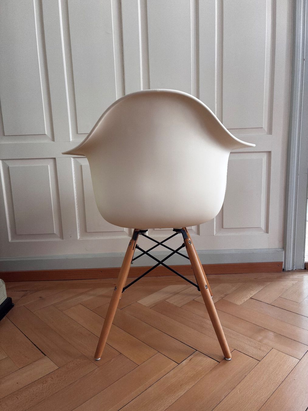 Vitra Stühle: 6x Eames Armchairs (REPLICA), Kunststoff crème – Gebraucht aus St. Gallen von severingmuender 3