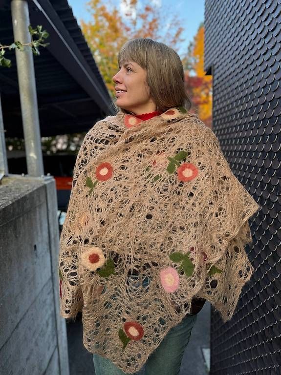 Foulard & Sciarpe: Brauner Mohairschal mit Blumen-Motiven – Usato da Thalwil venduto da han_2b8c 1