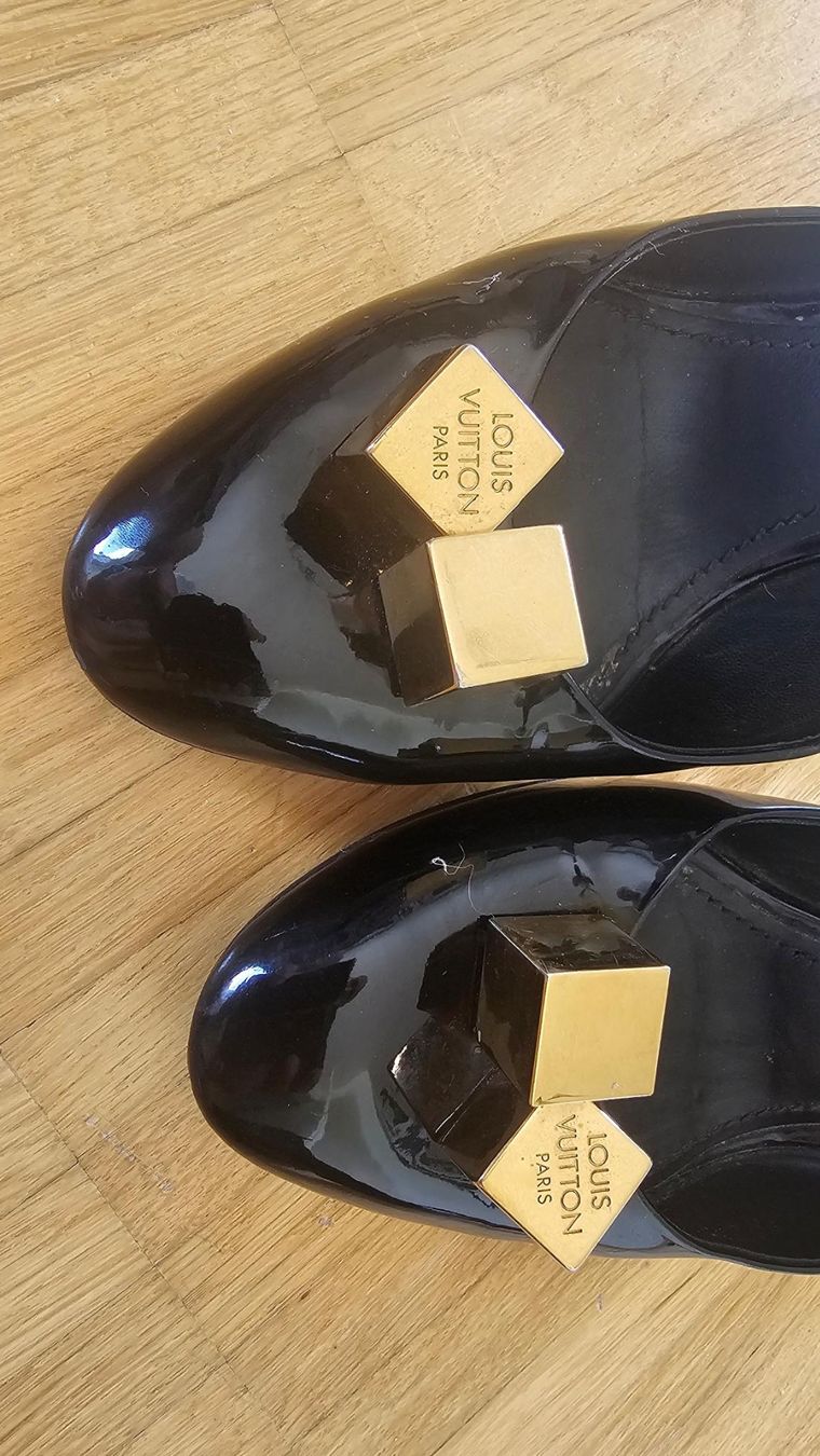 Louis Vuitton Chaussures femmes: Louis Vuitton Pumps Lackleder Schwarz Gr. 37.5 – D'occasion à ZUMIKON par 99aes 1