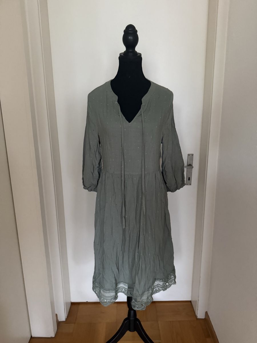 Vestiti: Güngraues Freizeitkleid mit V-Ausschnitt - Gr. M – Usato da Zürich venduto da Indigo2012