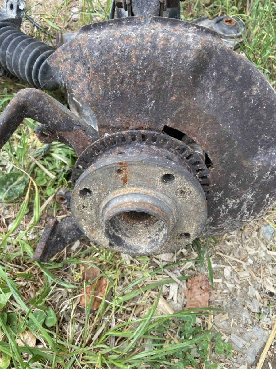 Tutti pezzi di ricambio auto: VW Golf 2 ABS Achsschenkel – Usato da Hettiswil venduto da Lukezero02 3