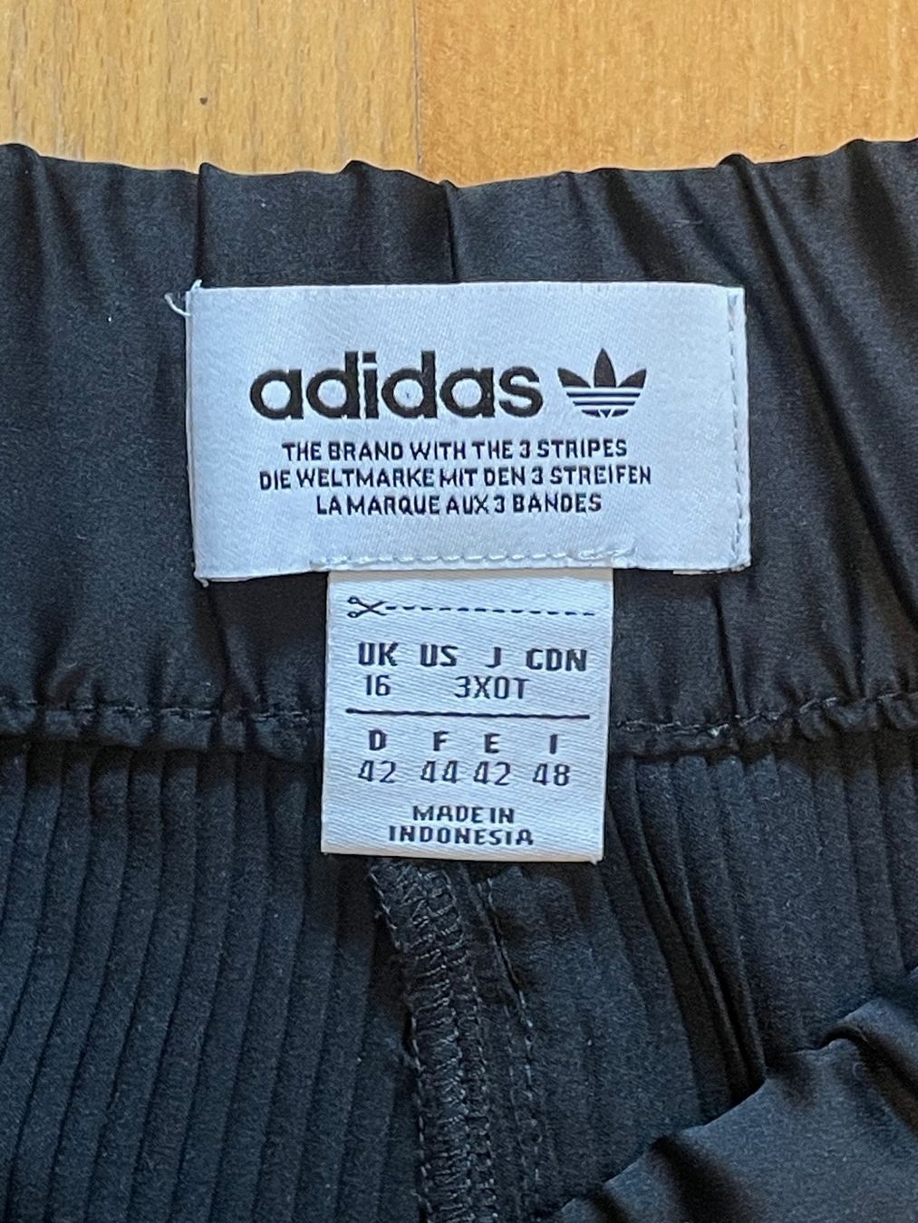 Adidas Pantaloni: 2017 Adidas Short Sz 42 – Usato da Zürich venduto da le_souk 2