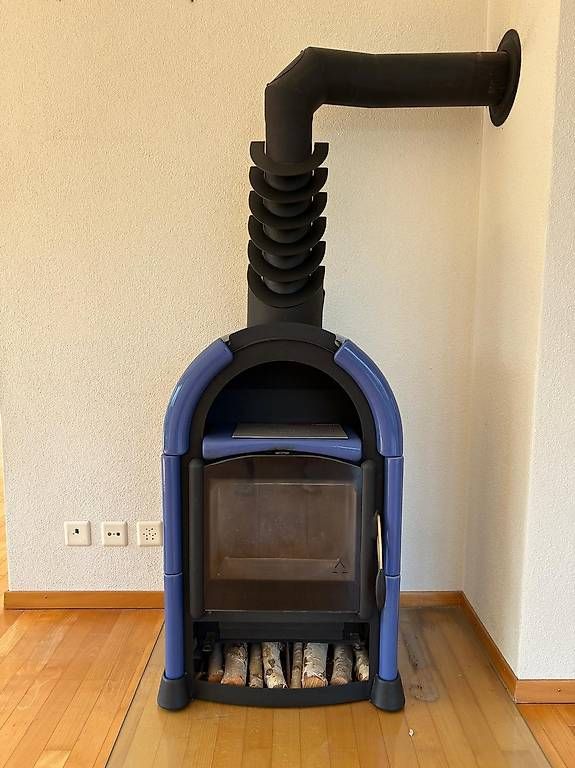 Stufe caminetto: Kaminofen / Cheminéeofen blau – Usato da Holzhäusern / Rotkreuz venduto da C.I.01