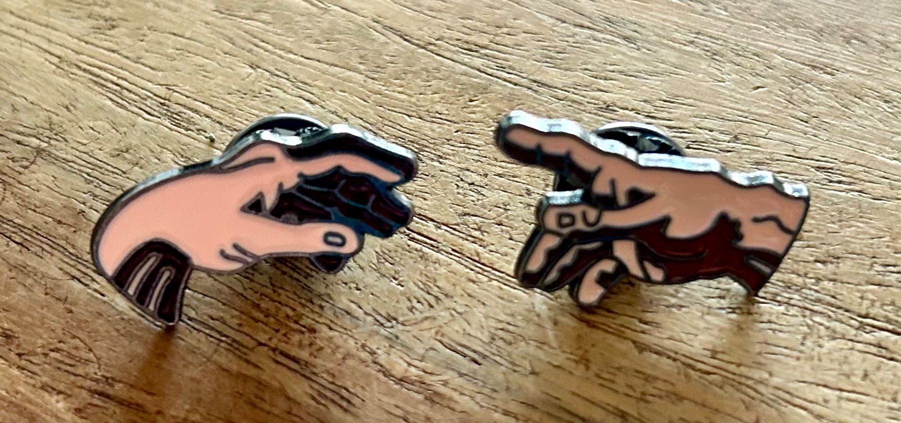 Plaquettes & Badges: Set 2x Pin Hände Michelangelo – Neuf avec emballage d'origine à Geneve par vane267