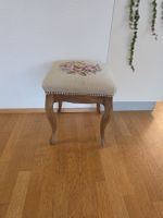 Hocker mit Blumenstickerei Gobelin und Holzbeinen 