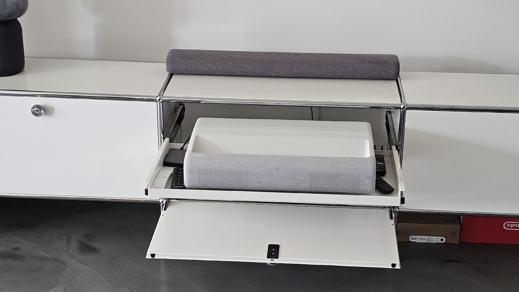 USM TV Möbel: USM Haller Lowboard /Sideboard mit Auszug – Neu (gemäss Beschreibung) aus Münchenstein von Trayo 3