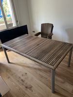 Gartentisch aus Holz und Metall inkl. 6 Stühle