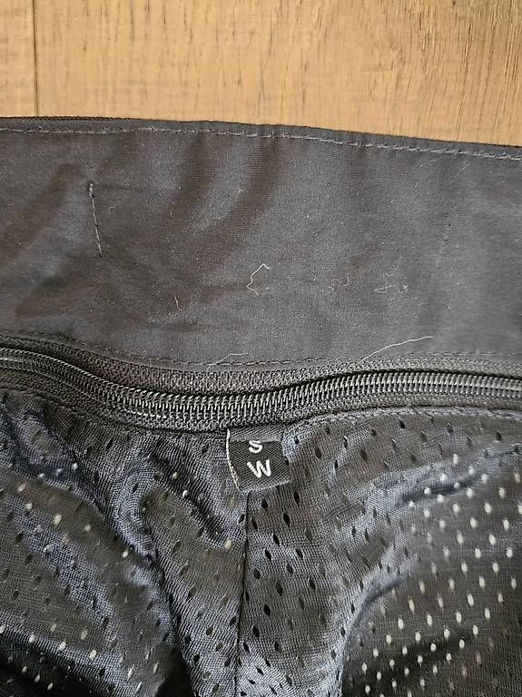 Lotti di vestiti: Motorradkleider – Usato da Heitenried venduto da Fasi0 2