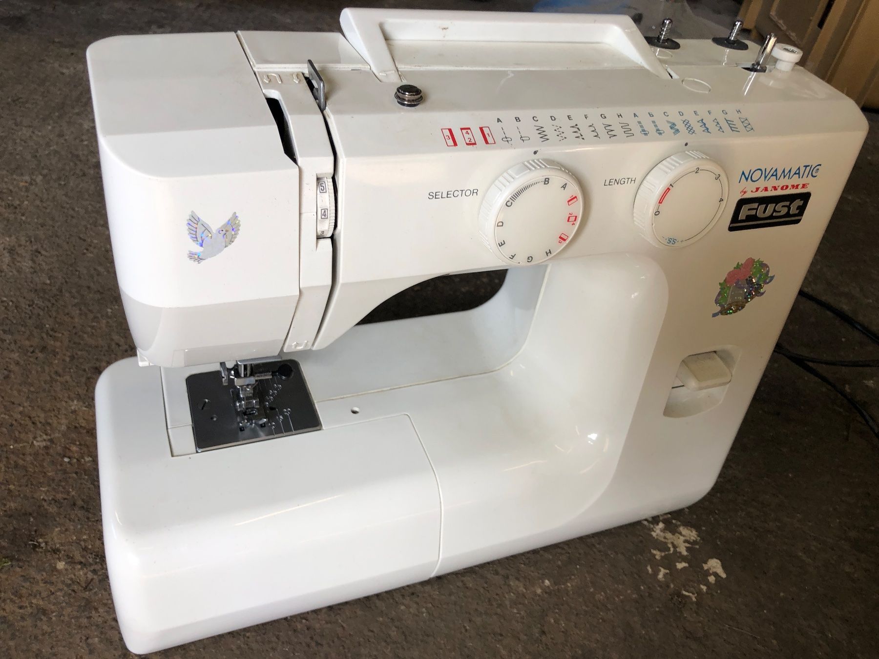 Novamatic Macchine da cucire: Machine à coudre Novamatic Janome Fust – Usato da Chénens venduto da Touta1franc