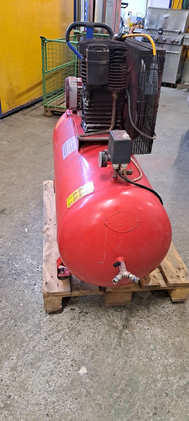 Compressori: Luft Kompressor Shamal 270lt – Usato da Stetten AG venduto da Maschinenwarencenter 4