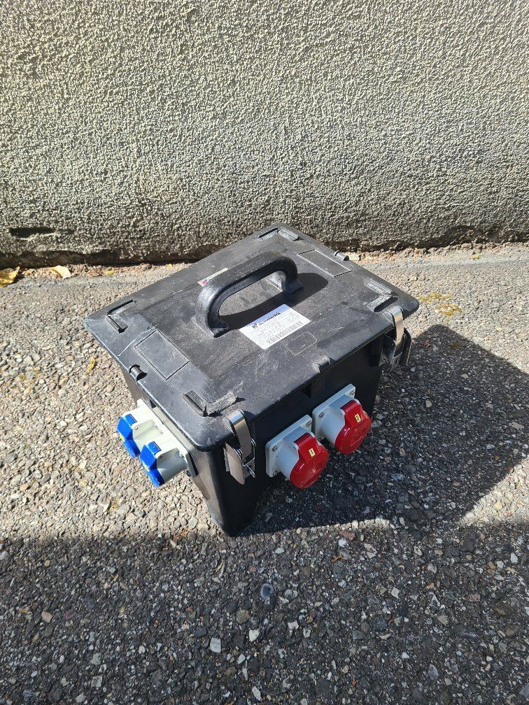 Elektrotechnik: Stromverteiler Set CEE63-5, CEE32-5, CEE16-3 demelectric – Gebraucht aus Arlesheim von Vivien0 1