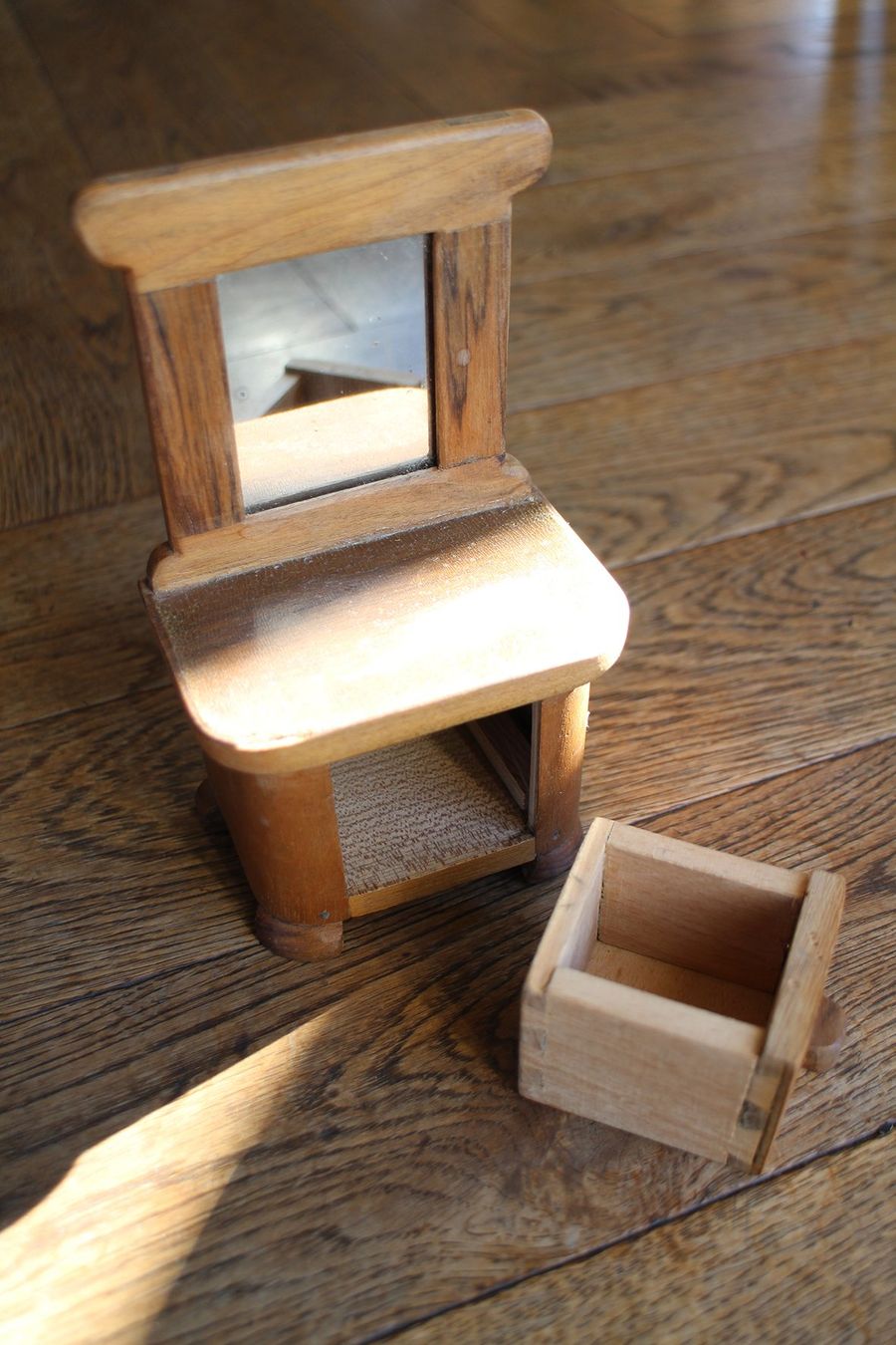 Case e mobili per bambole: Puppenstuben Sideboard mit Spiegel – Usato da Männedorf venduto da Alpen-Anemone 1