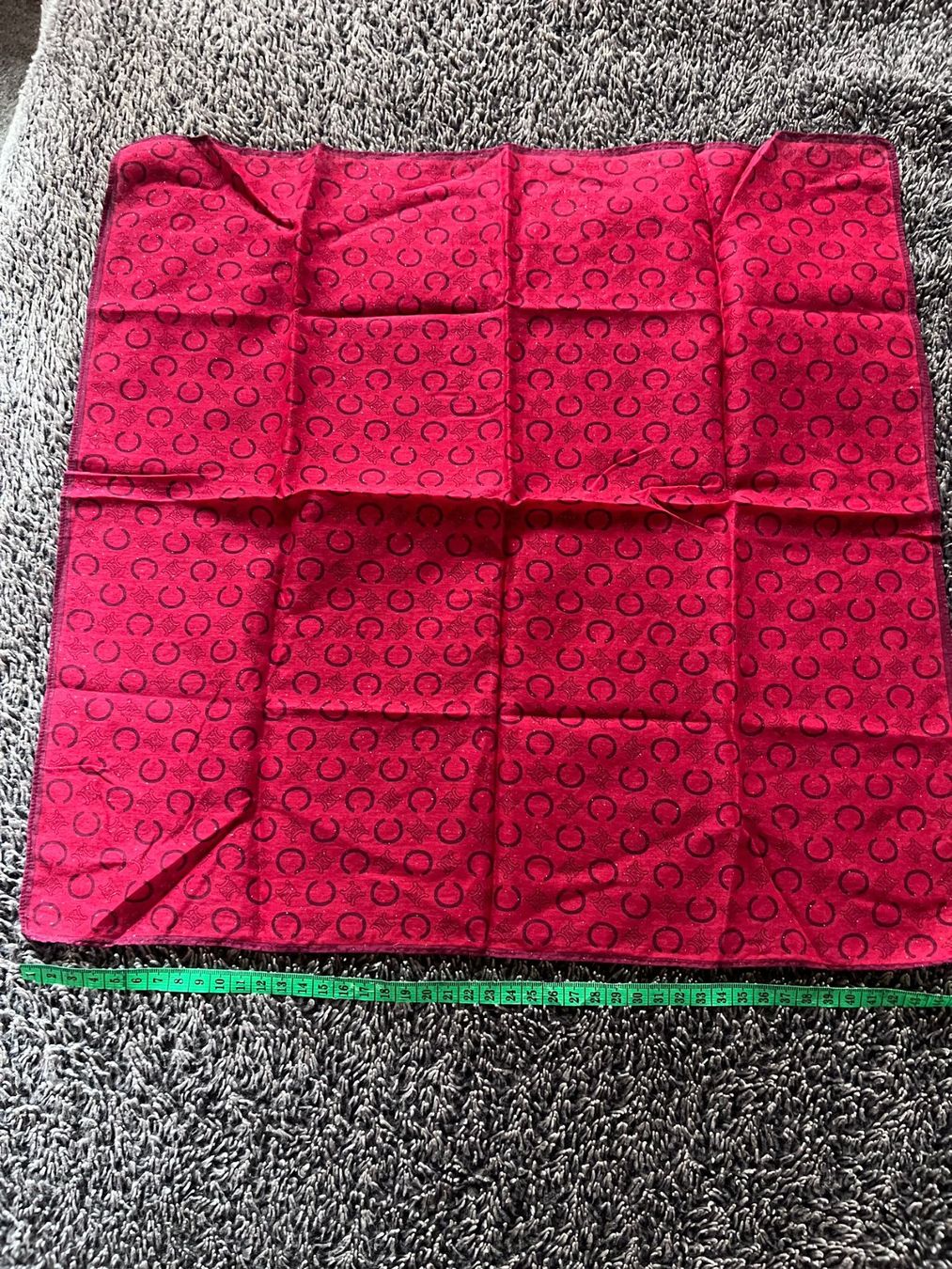 Celine Foulards, Tücher & Schals: CELINE Tuch Rot Monogram Vintage 45x45 – Gebraucht aus Winterthur von Dejv 1