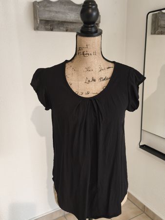 Schickes, kurzes, schwarzes Sommer-T-Shirt, Grösse S