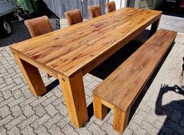 Holztisch, Bank und Stühle