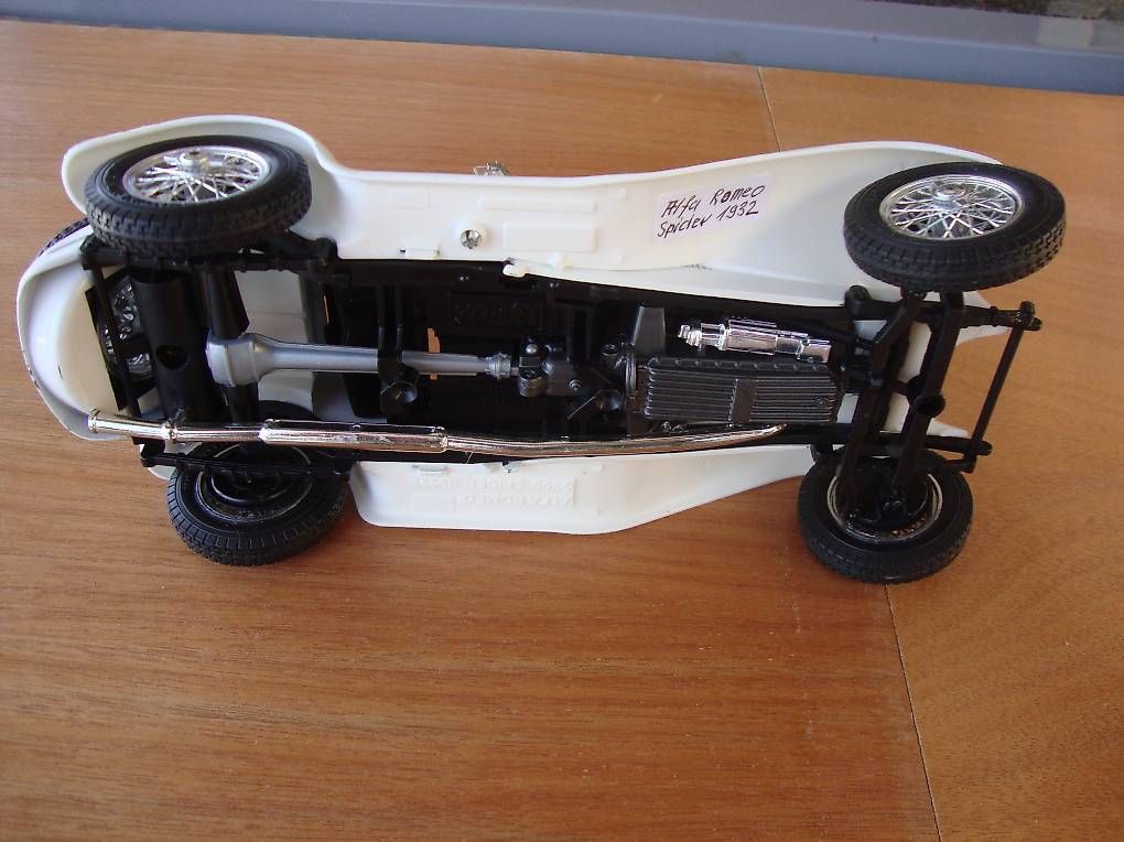 Modellini d'auto: Modell-Auto Alfa Romeo Mod.1932 1:18 weiss – Usato da Aedermannsdorf venduto da ape46 4