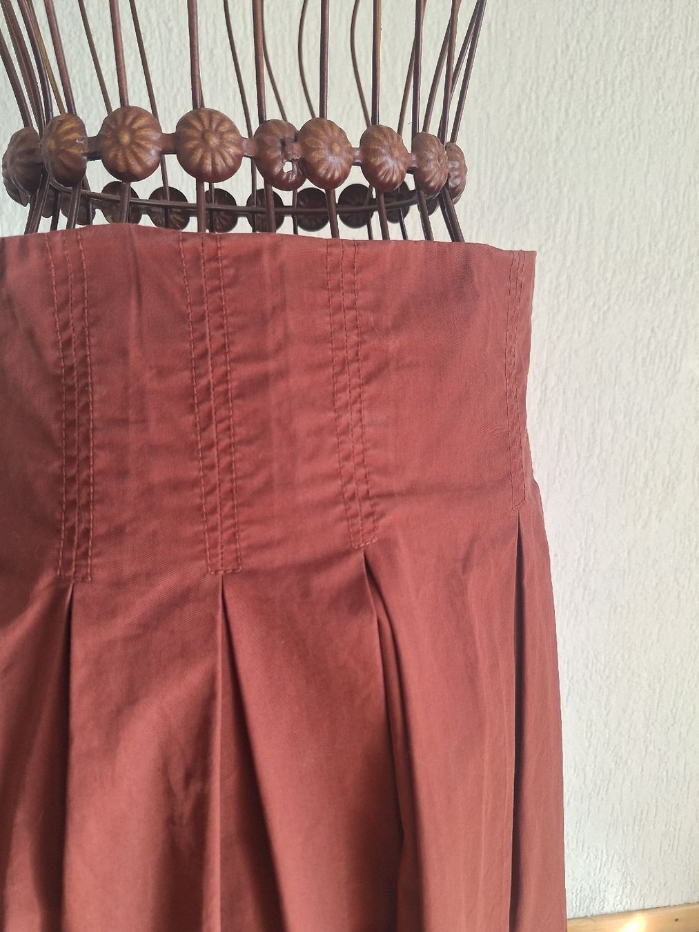Zara Gonne: Rostroter Faltenrock, Gr. M – Usato da Zürich venduto da Zelda14 5