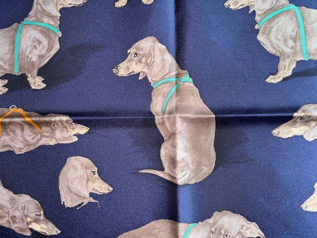Hermès Foulards, Tücher & Schals: HERMES Gavroche Pochette "LES BASSETS", 2025 – Neu und originalverpackt aus Zürich von Libraco 6