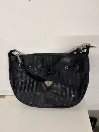 Stylische schwarze Tasche mit Monogramm-Muster – Dein Herbst