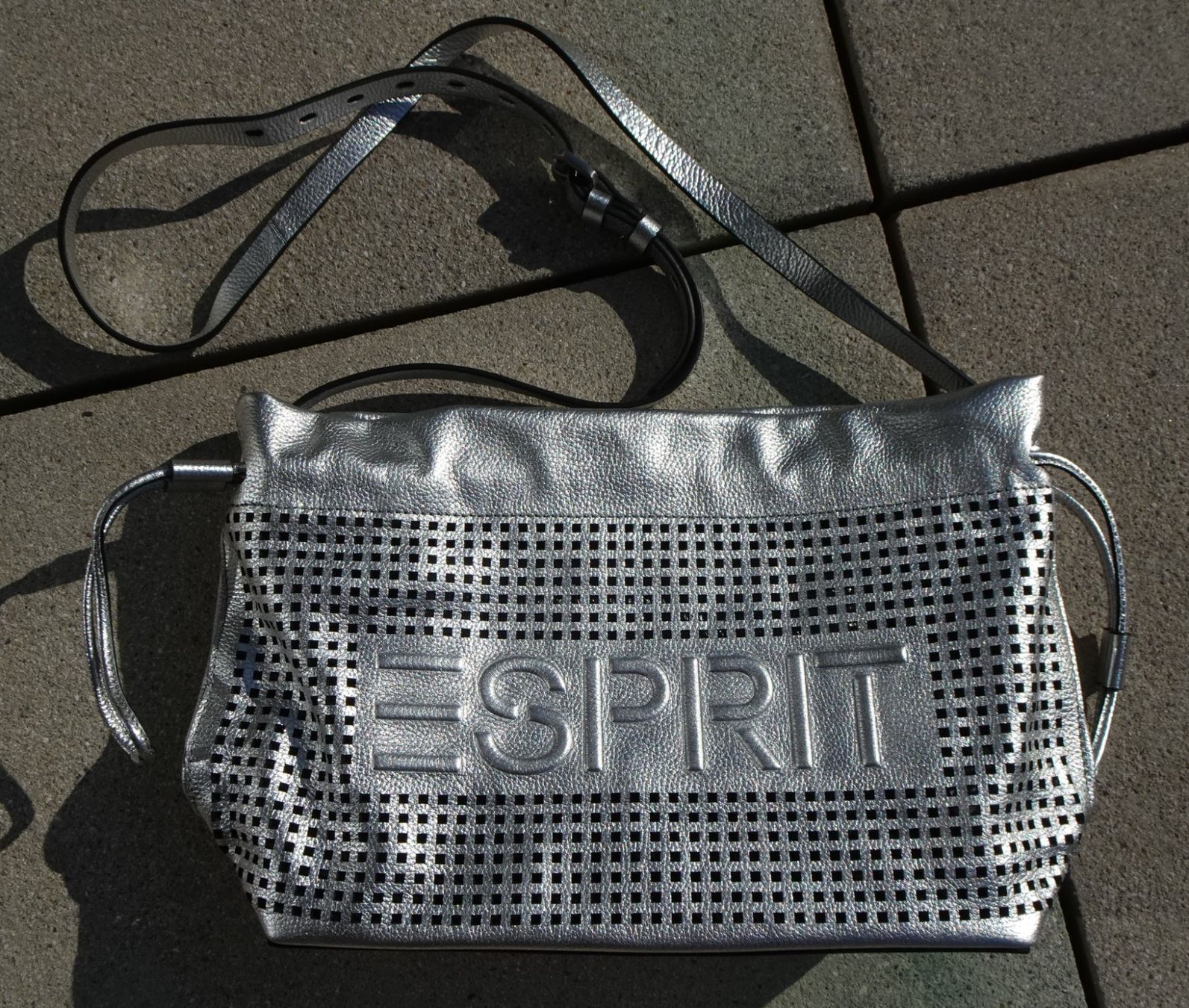 Esprit Borse da donna: Esprit Umhängetasche silber Leder Tasche – Usato da Winterthur venduto da blumeblau77 1