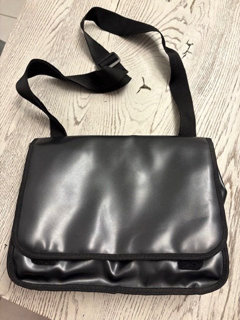 Borse: Laptoptasche / Umhängetasche 33x26 cm – Nuovo e nell'imballaggio originale da Würenlingen venduto da Delfinli1