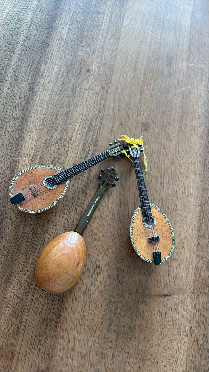 Instruments de musique: Miniature guitars 2 pcs MADE IN THE PHILIPPINES – D'occasion à Kriens par mir_v8ww