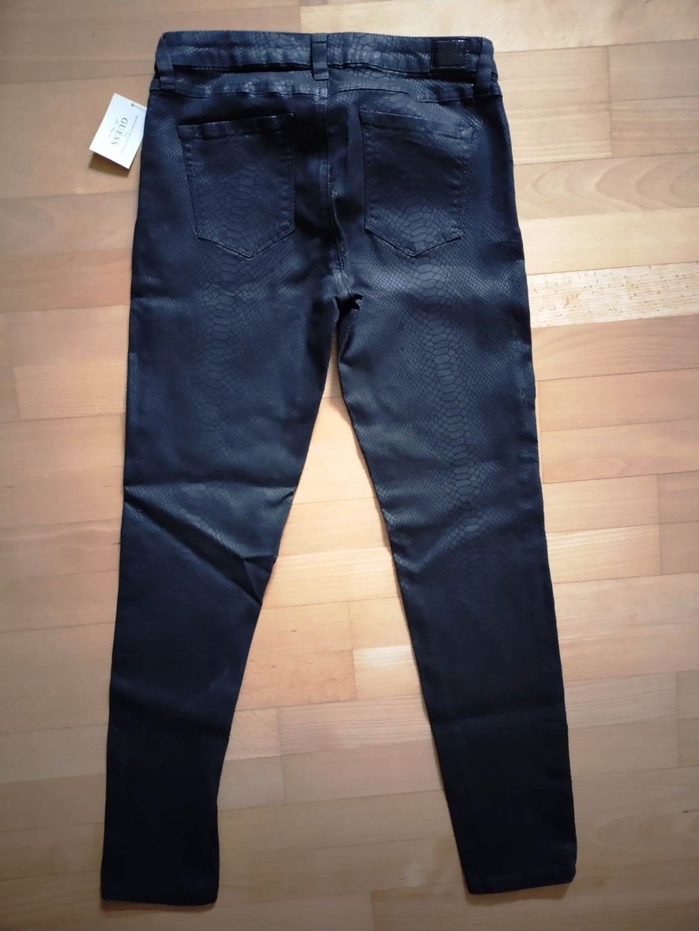 Guess Pantaloni: Neue Guess Hose schwarz Python Design Gr. 28 Inch (S) – Nuovo e nell'imballaggio originale da Zuerich venduto da proactiv 2