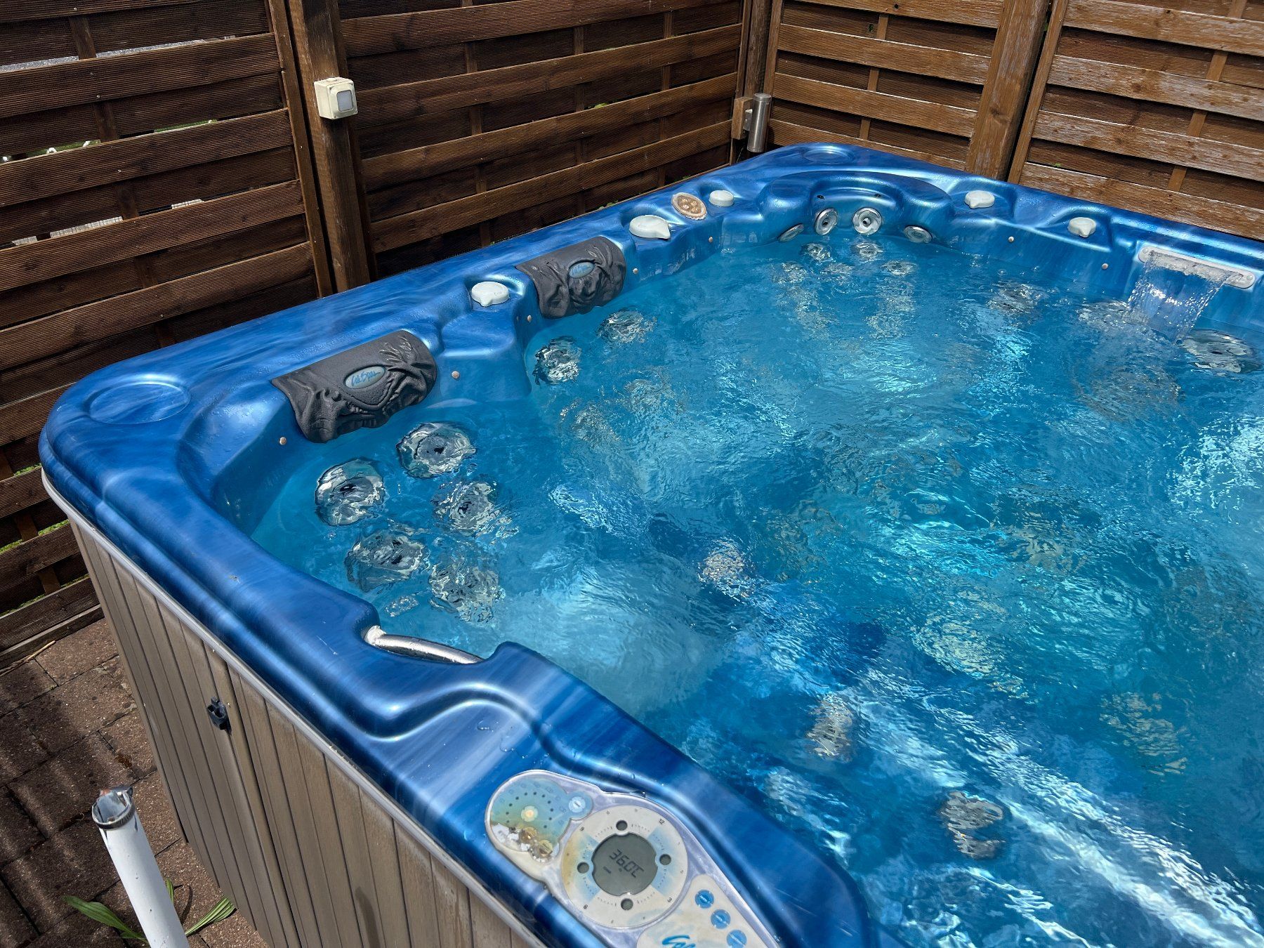 Whirlpool: Whirlpool von CalSpas mit sechs Sitzen – Usato da Frauenfeld venduto da Tschuege02 2