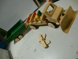 Nic fahrzeug mit anhänger und pflug und figuren