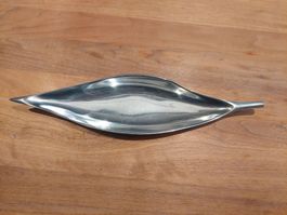 Metallschale in Blattform