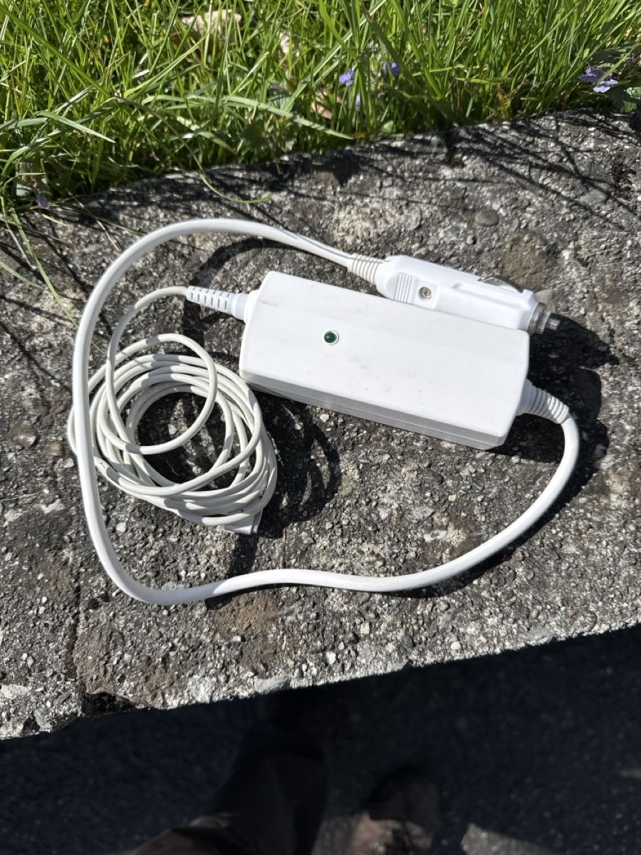 Caricabatterie: Auto Adapter Ladegerät - Car Adapter 12V/24V USB – Usato da Untervaz venduto da Christian092