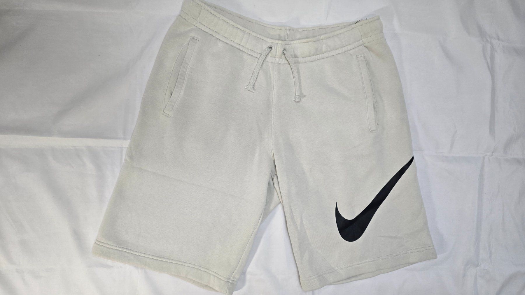 Nike Pantalons: Nike Shorts Gr. M – D'occasion à Löhningen par Sanmyk