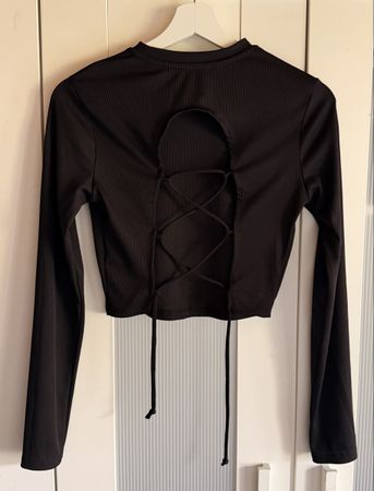 Schwarzes Shirt, Bershka mit toller Schnürung, Gr. M, Top!