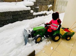 JohnDeere,Kindertraktor mitSchneepflug,Schneeketten,Anhänger