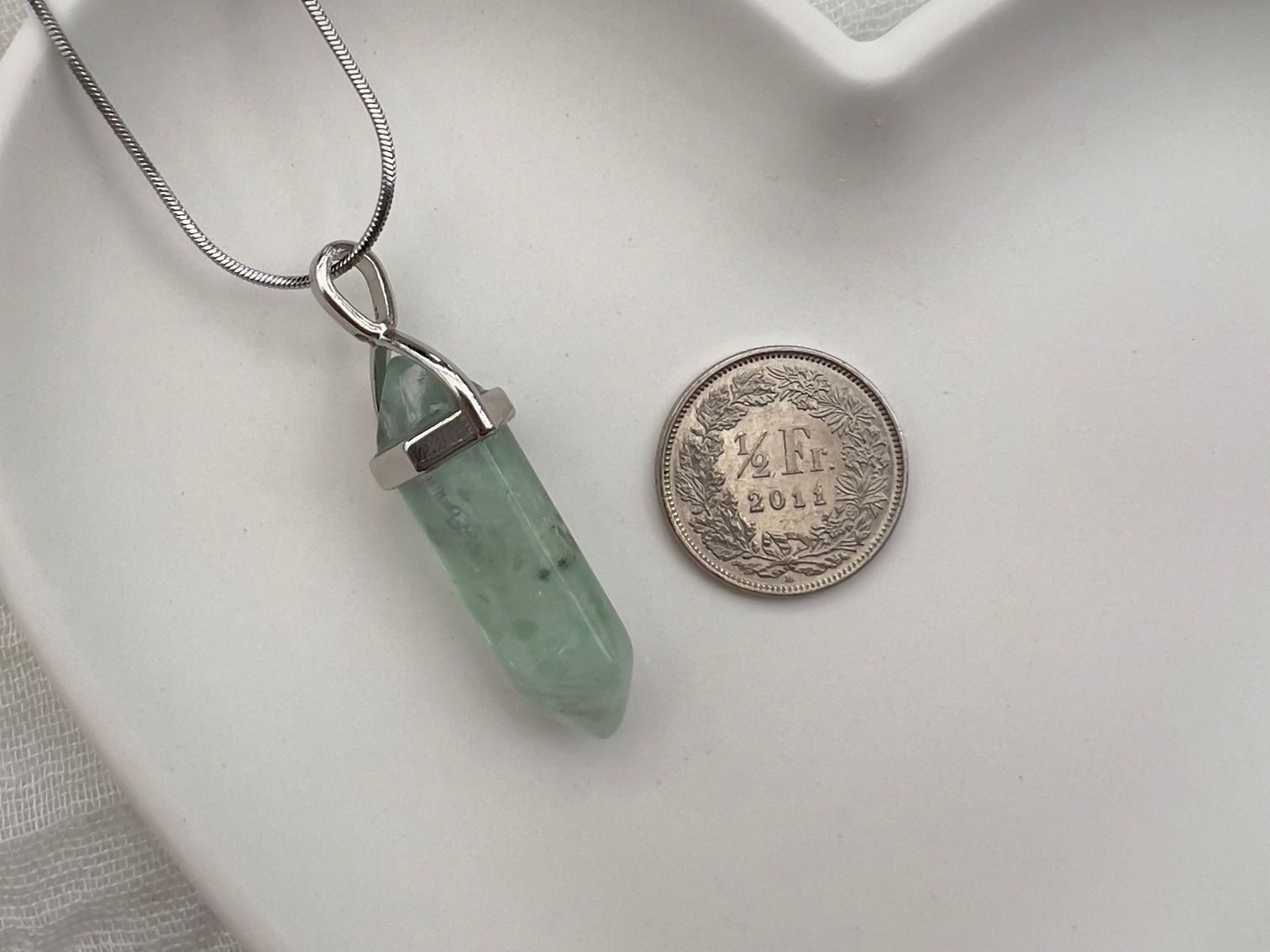 Ciondoli: Pendentif Menhir en fluorite – Nuovo e nell'imballaggio originale da Pully venduto da sunaddict 1