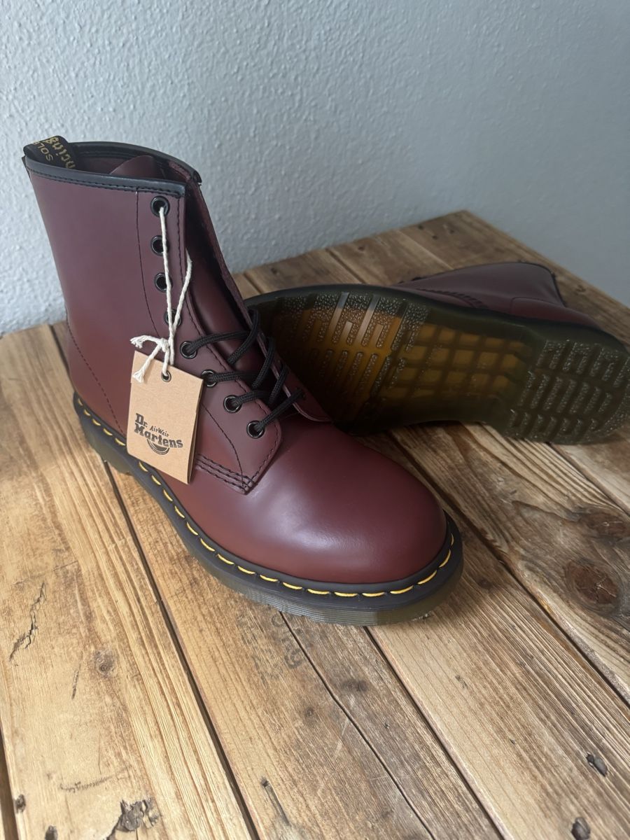 Dr. Martens Herrenschuhe: Dr. Martens 1460 "Cherry Red" EU 43,  Neu & OVP – Neu und originalverpackt aus Uttigen von Masaniev 1