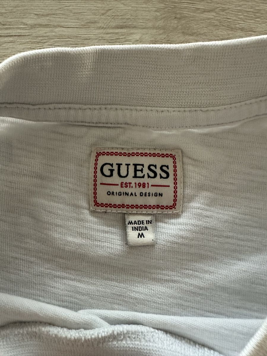 Guess T-shirt: T-shirt Guess blanc, taille M – Usato da Moutier venduto da francisco20 4
