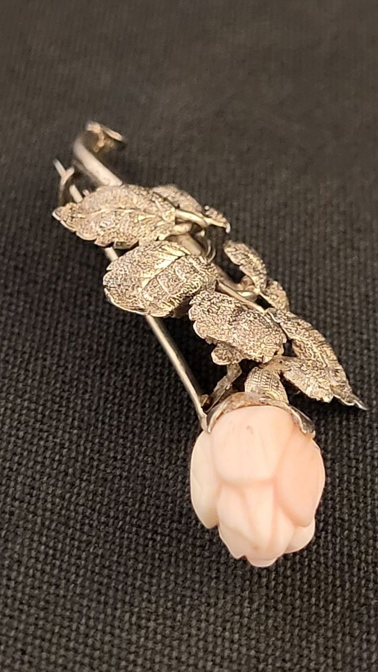 Broches & Aiguilles: Antike Brosche ROSE mit Engelshaut-Koralle – D'occasion à Basel par spinne02 1