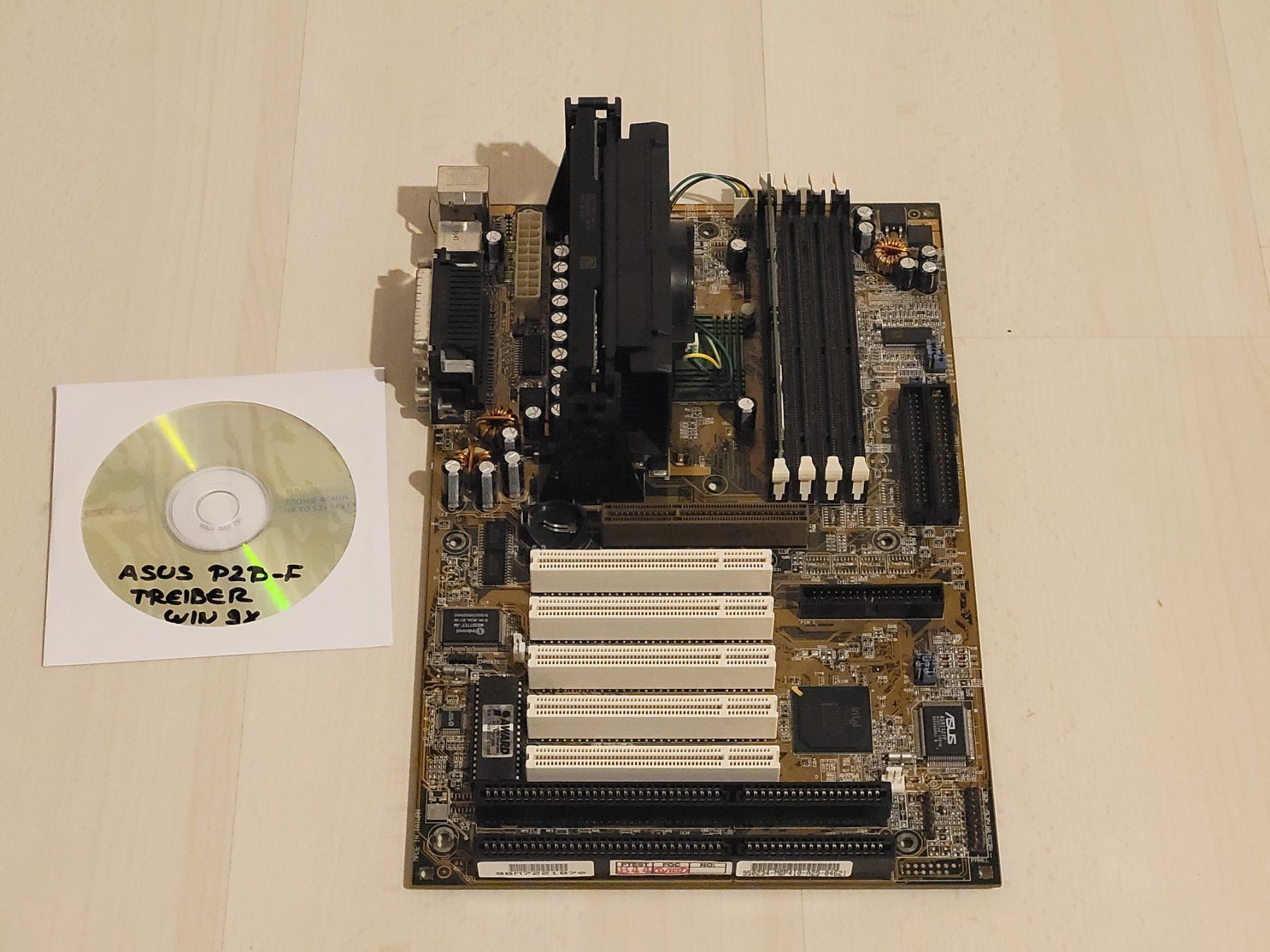 Componenti elettronici: ASUS P2B-F mit Treiber-CD – Usato da Trimbach venduto da Retrofreunde
