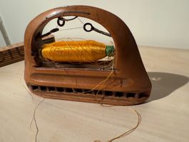 Antike Spule mit Seide, Handarbeit, Sammlerstück Top!